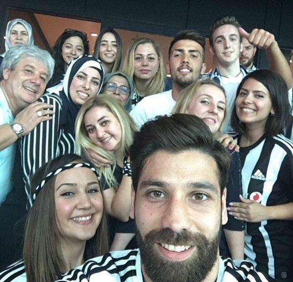 Ünlüler Beşiktaş’ın şampiyonluğunu böyle kutladı.