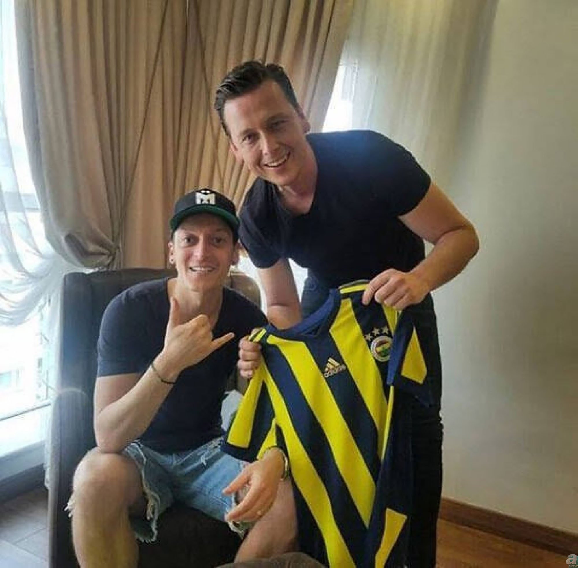 Mesut Özil için pusuda bekliyorlar! Fenerbahçe’nin en büyük rakibi...