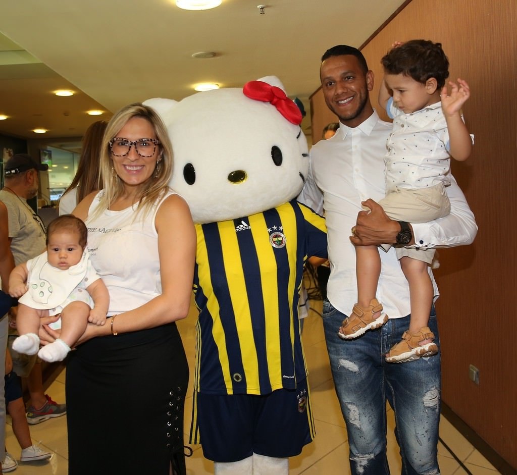 Fenerbahçe-Hello Kitty iş birliğinde imzalar atıldı