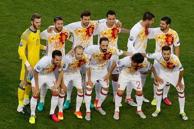 İspanya Pique’nin el hareketini konuşuyor