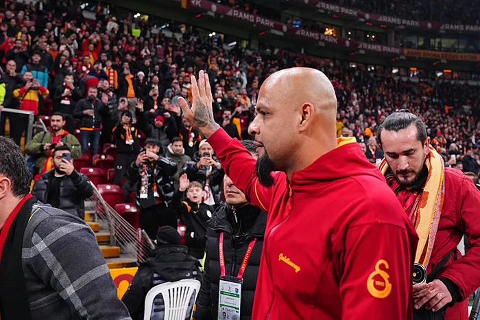 GALATASARAY HABERİ: Felipe Melo tribünleri selamladı! - 1