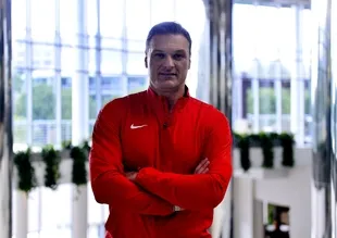 Alpay Özalan: Sahada savaşan bir takım kurulacak