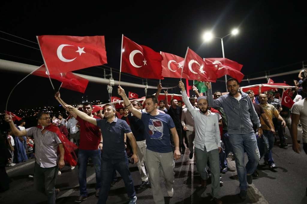 Milyonlar demokrasi nöbetinde