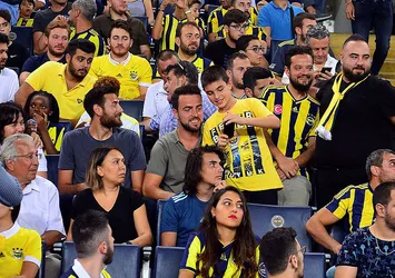 Melih Mahmutoğlu tribünde