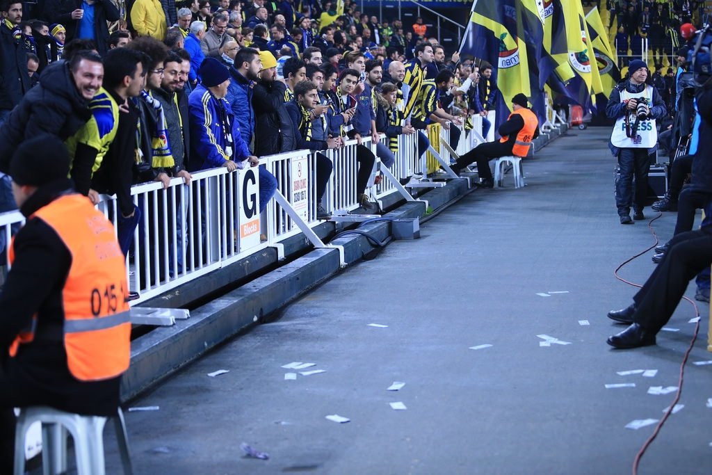 Fenerbahçe taraftarından Gökhan Gönül’e protesto!