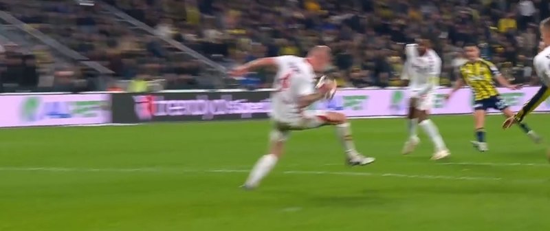 fenerbahce-penalti-bekledi-iste-o-pozisyon-1772995444318.jpeg