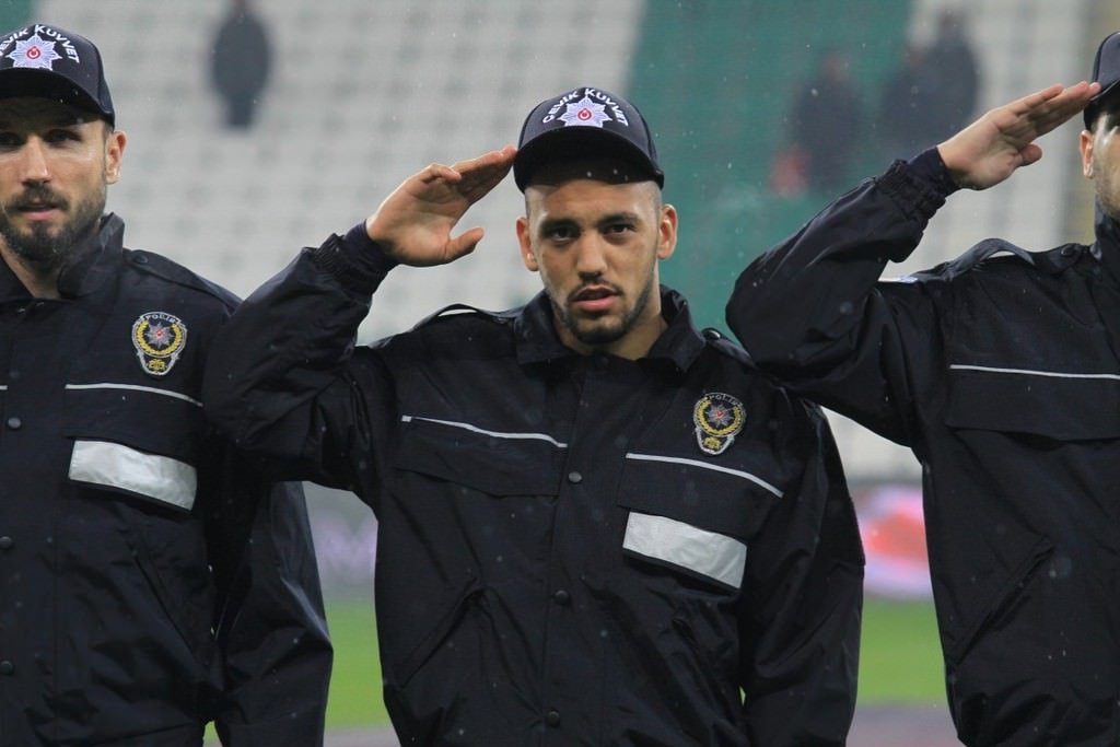 Bursaspor sahaya çevik kuvvet montlarıyla çıktı