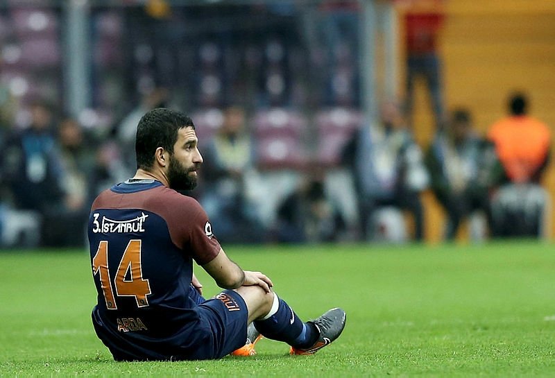 Arda Turan ile şarkıcı Berkay birbirine girdi! Burnu kırıldı!