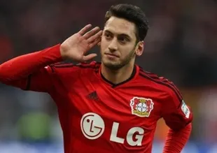 Hakan Çalhanoğlu imzayı atıyor