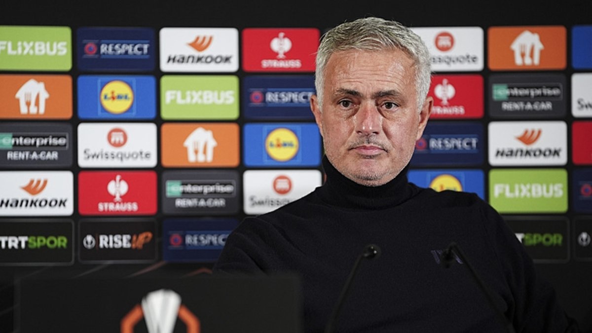 FENERBAHÇE HABERİ: Jose Mourinho'dan ilginç paylaşım! Uyumamıza izin verin lütfen, pazar günü maçımız var FENERBAHÇE HABERİ: Jose Mourinho'dan ilginç paylaşım! Uyumamıza izin verin lütfen, pazar günü maçımız var