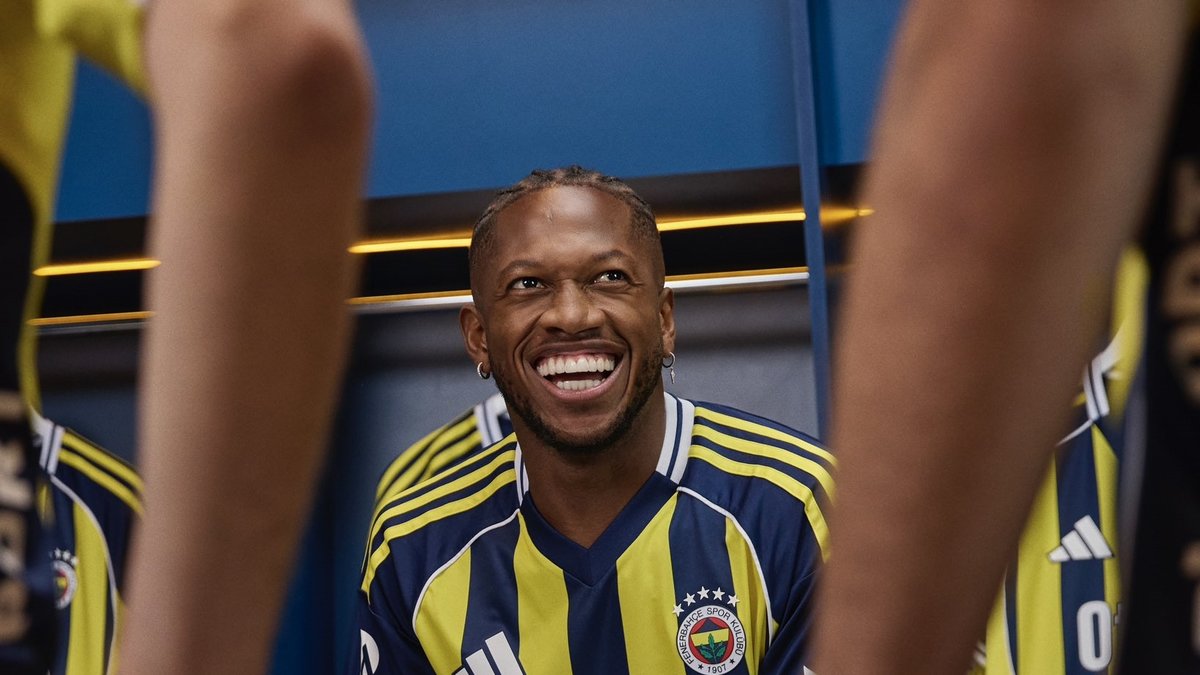 Fenerbahçe yeni sezon formalarını tanıttı! Fenerbahçe yeni sezon formalarını tanıttı!