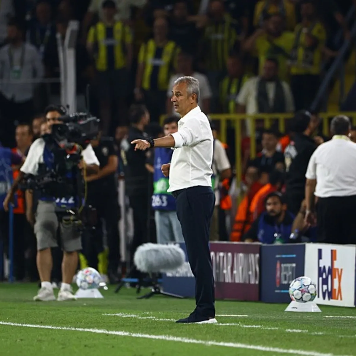 Fenerbahçe'den açıklama! İsmail Kartal’a şişe atan şahıs tespit edildi