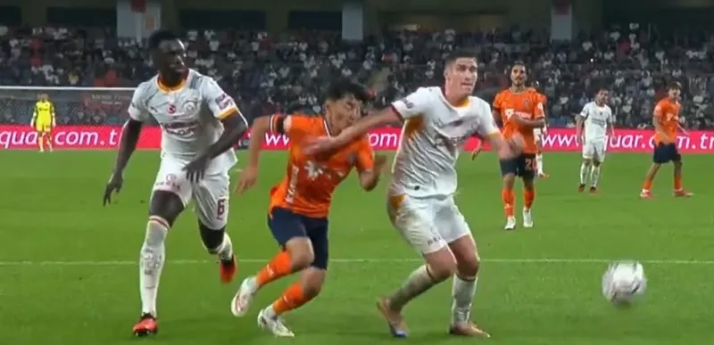 Başakşehir, Galatasaray'a karşı penaltı kazandı! - 2