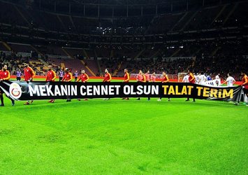 Maç öncesi Talat Terim için pankart