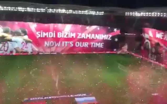 Milli maçta muhteşem koreografi!