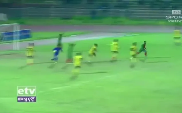 Futbolcular ve antrenör hakemi dövdü