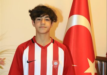 14 yaşındaki Efekan, Fenerbahçe'ye transfer oldu
