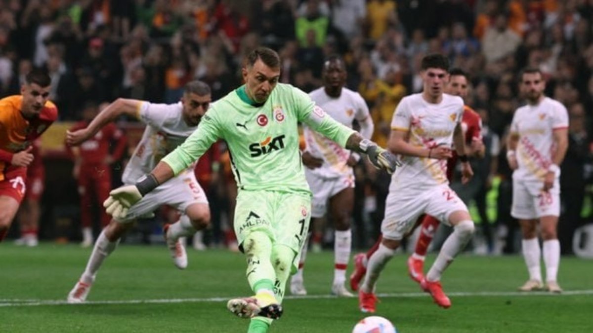 Fernando Muslera Galatasaray taraftarını geçmişe götürdü! 13 yıl sonra... Fernando Muslera Galatasaray taraftarını geçmişe götürdü! 13 yıl sonra...