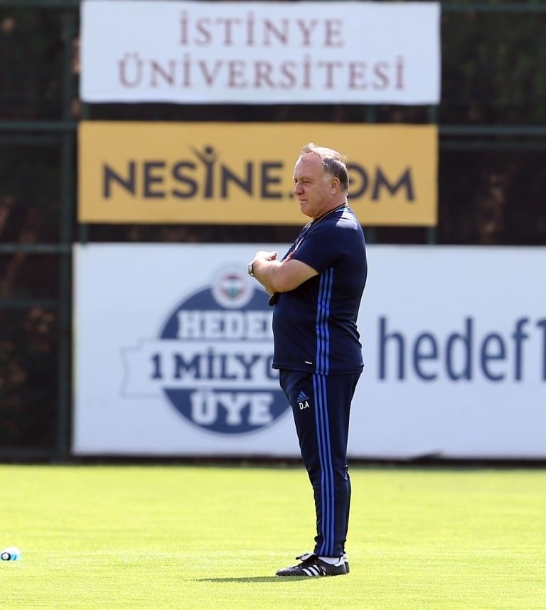 Dick Advocaat: 2 oyuncumuz uyuyordu