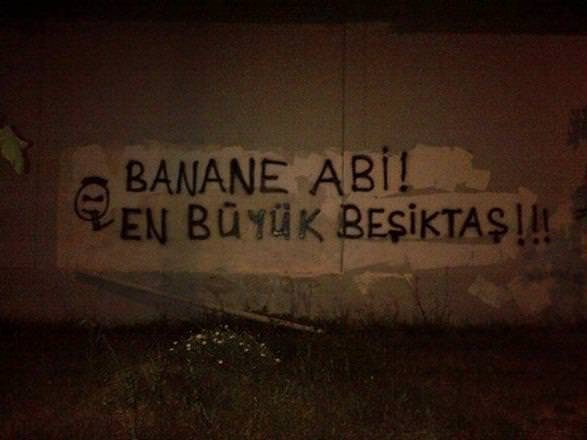 Duvarlara yazılmış tribün sloganları güldürüyor!