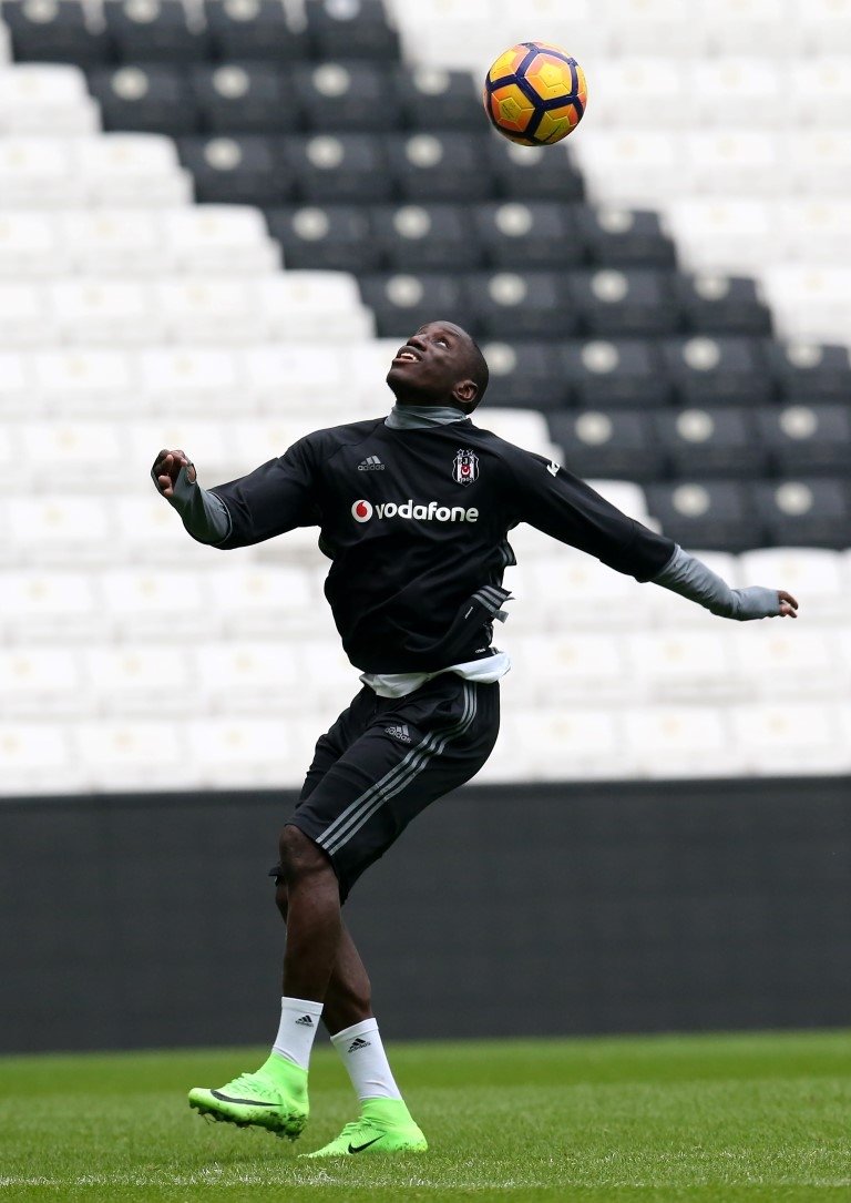 Demba Ba sahalara dönüyor