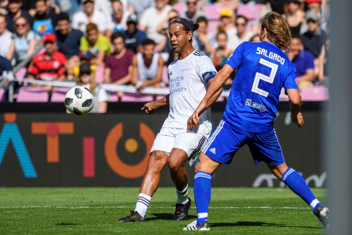 Figo, Ronaldinho’yu yendi