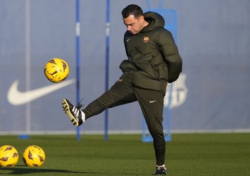 Xavi Barcelona'da kaldı!