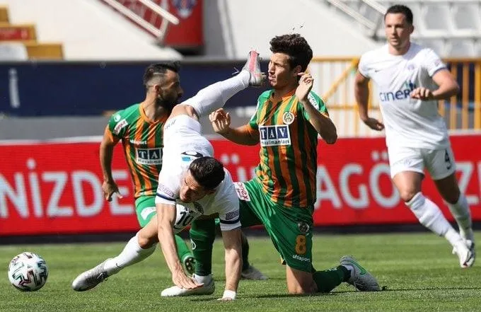 Kasımpaşa-Alanyaspor maçında sakatlık şoku! Salih Uçan'ın elmacık kemiği kırıldı - 1