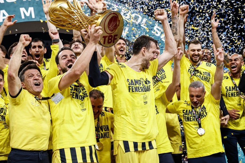 Fenerbahçe Beko şampiyonluk kupasını aldı! İşte o anlar...
