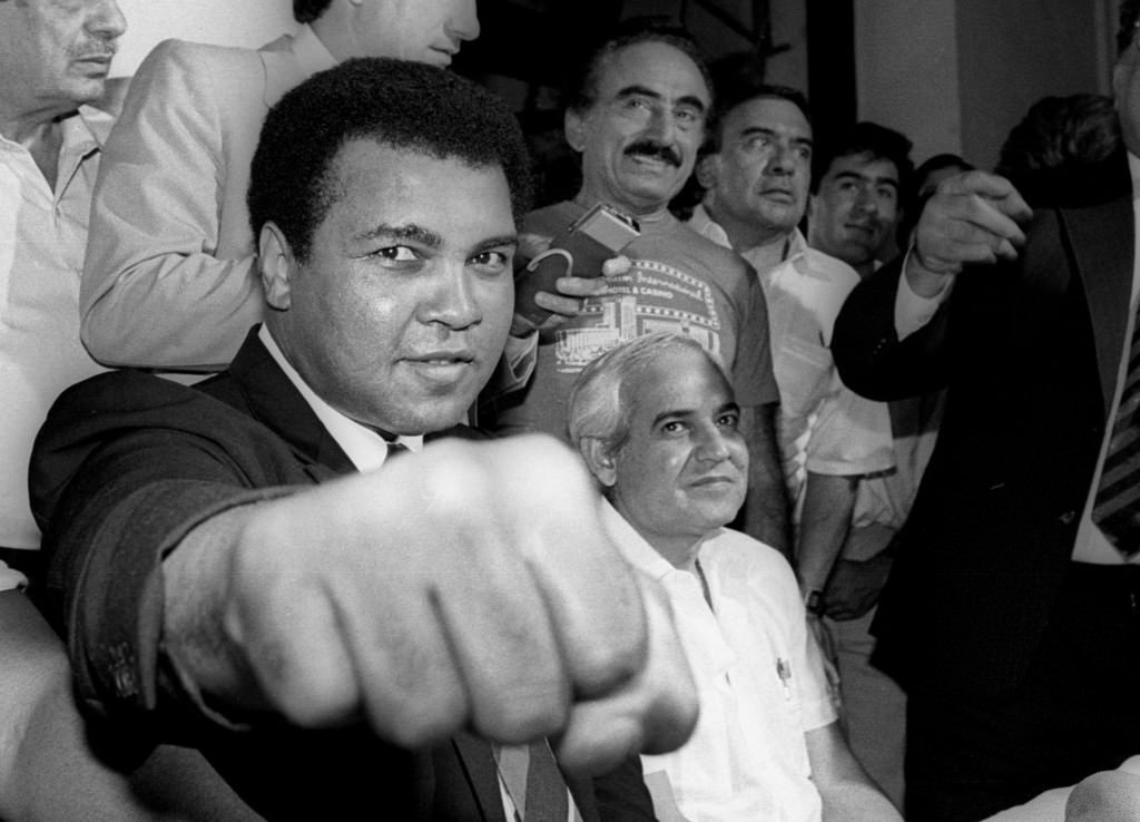 Efsanevi boksör Muhammed Ali hayatını kaybetti