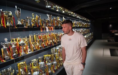 Lukas Podolski Galatasaray Müzesi’ni ziyaret etti!