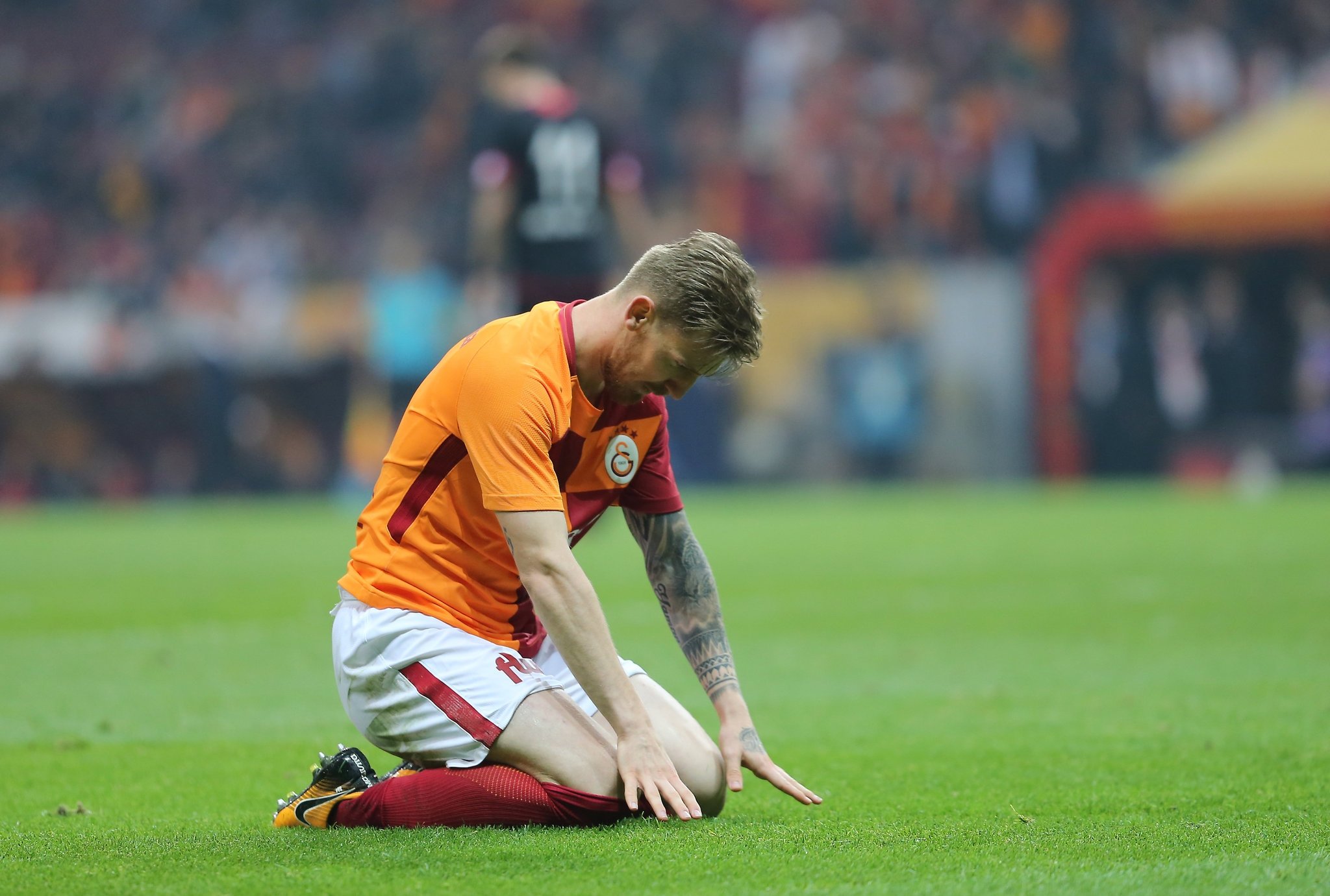 Serdar Aziz’i eşi yaktı!