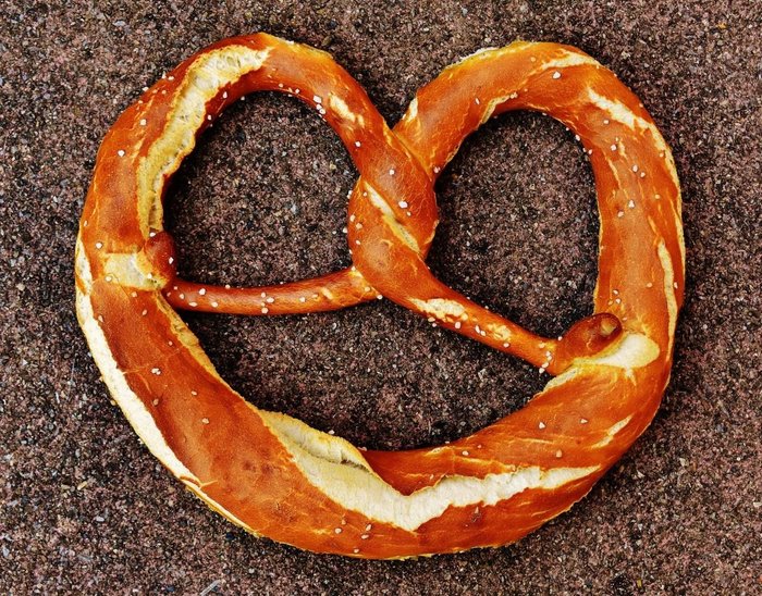 alman-simidi-nasil-yapilir-pretzel-brezel-alman-simidi-tarifi-malzemeleri-yapilisi-ve-puf-noktalari-nedir-1666179995036.jpeg
