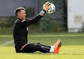 Muslera 7 ay sonra kalede