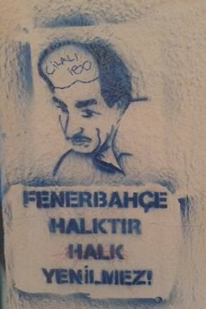 Duvarlara yazılmış tribün sloganları güldürüyor!