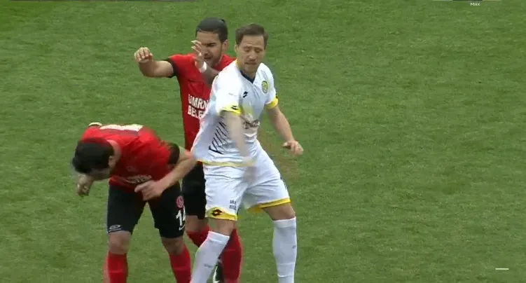 Ümraniyespor Ankaragücü maçında saha karıştı - 1