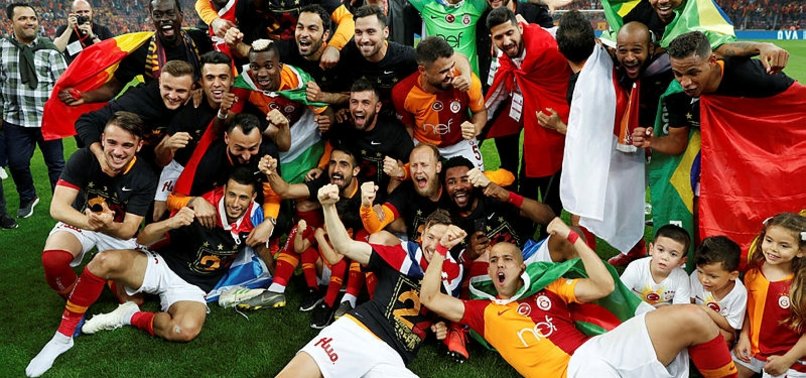 Kral tacını giyiyor