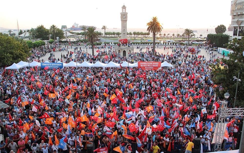 Halk demokrasi nöbetinde