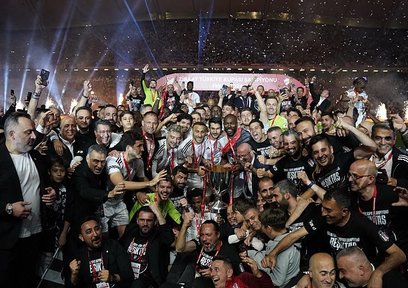 Beşiktaş Türkiye Kupası’nı taraftarıyla kutladı!