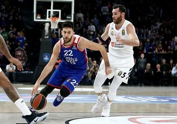 Anadolu Efes son çeyrekte yıkıldı