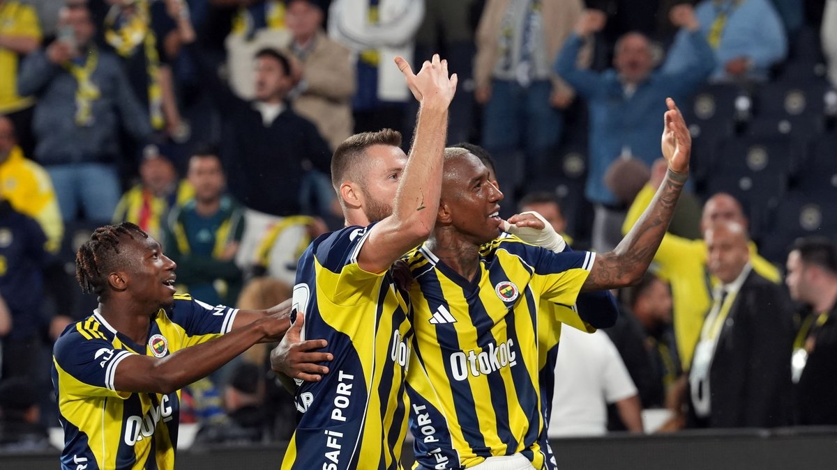 Ahmet Çakar’dan flaş Fenerbahçe yorumu: Övgüyü hak eden neredeyse hiçbir futbolcu yok Ahmet Çakar’dan flaş Fenerbahçe yorumu: Övgüyü hak eden neredeyse hiçbir futbolcu yok