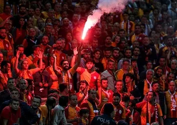 Yer gök sarı-kırmızı