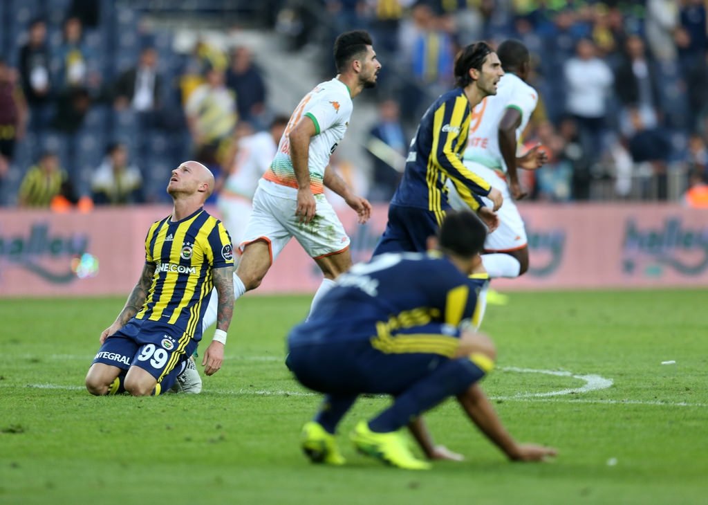 Fenerbahçe’de 3 oyuncu kadro dışı  .