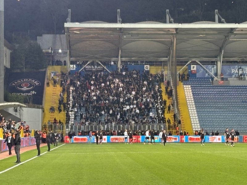 besiktas-taraftarindan-sergen-yalcin-tepkisi-1761506155277.jpg