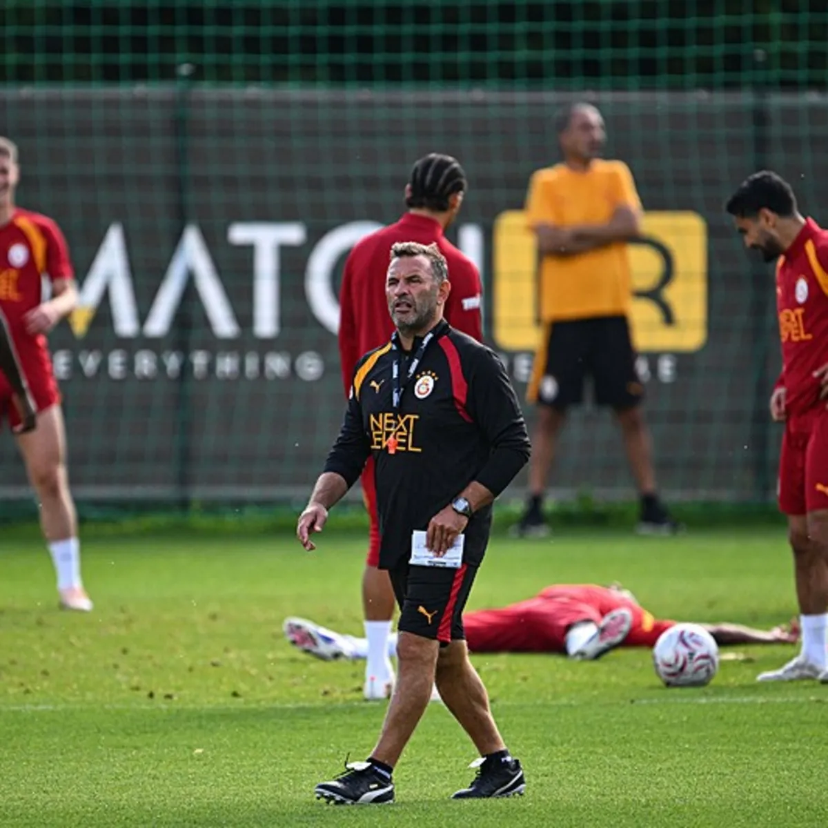 Galatasaray'da transfer harekatı: Okan Buruk orta saha için düğmeye bastı