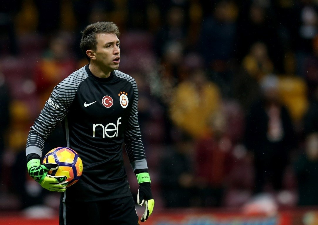 Tüyolar Muslera’dan