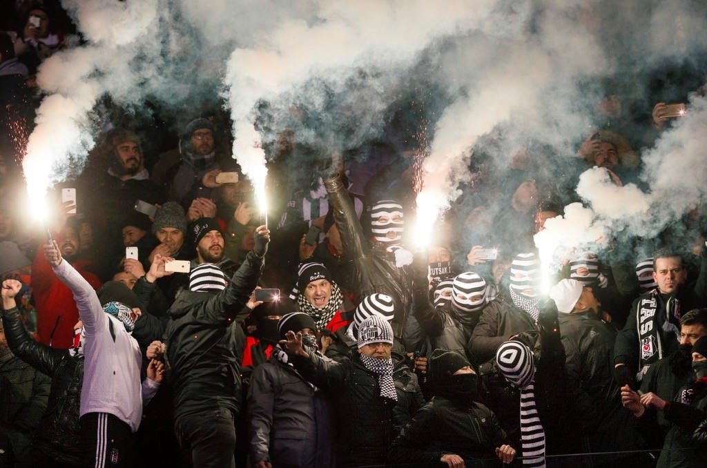 Dinamo Kiev taraftarı Beşiktaş bayrağı yaktı