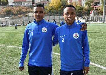 Hakkari'de 2 Afrikalı kadın futbolcu top koşturuyor