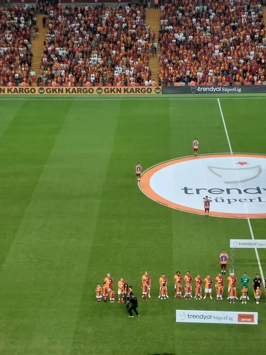 Galatasaray-Trabzonspor maçında Kerem Aktüroğlu seremoniye depremzede Hilal Bilge ile çıktı - 1
