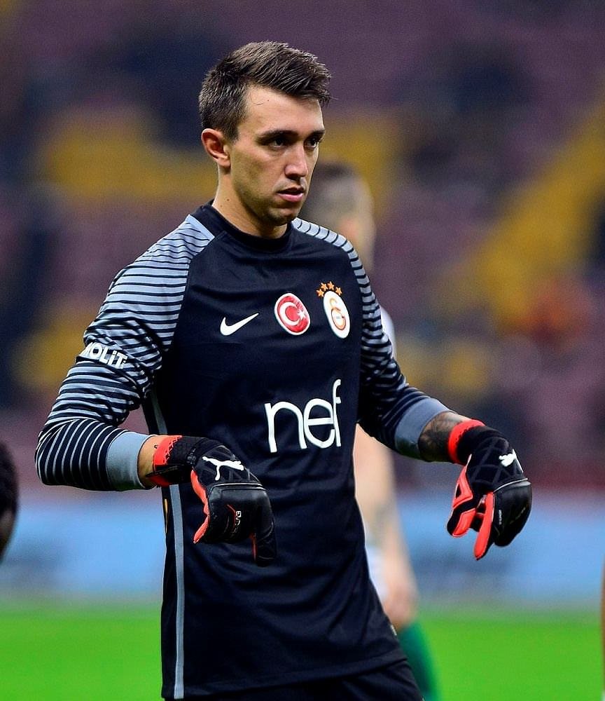Muslera sosyal medyayı salladı